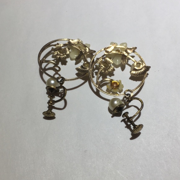 Vintage gold circle pearl beaded flower earrings - Picture 2 of 3